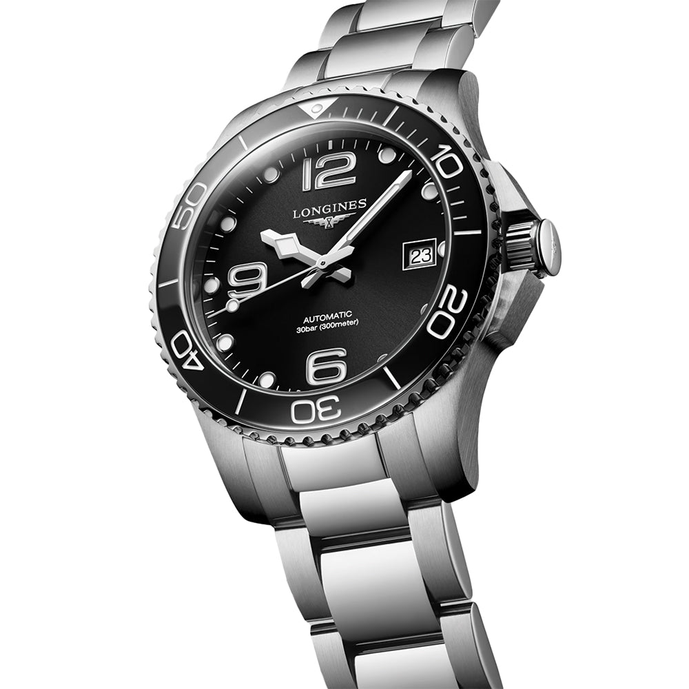 HydroConquest 39mm - Black on Bracelet