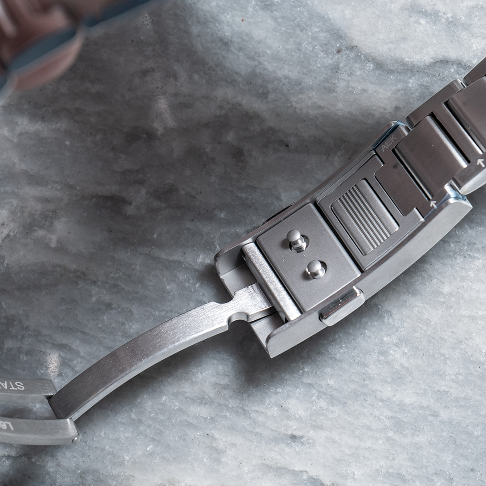 HydroConquest 39mm - Black on Bracelet